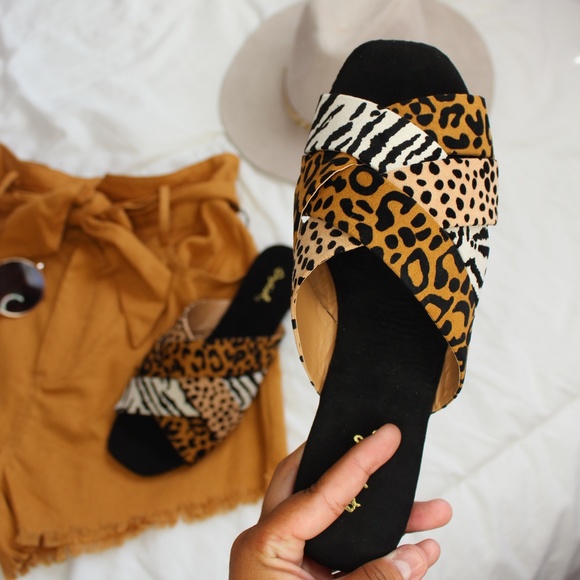 🚨//The Cape Cod// Animal print Criss Cross Slides - Picture 6 of 7